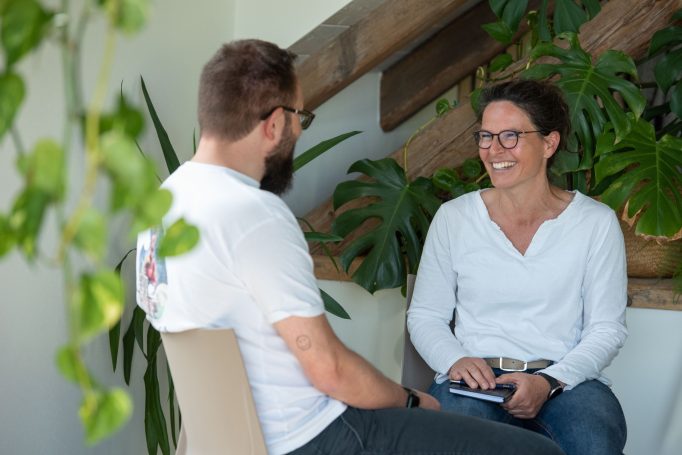 Tanja Teichmann im Einzelcoaching. Das Bild vermittelt eine entspannte und vertrauensvolle Gesprächsatmosphäre zw. Tanja und Coachee.