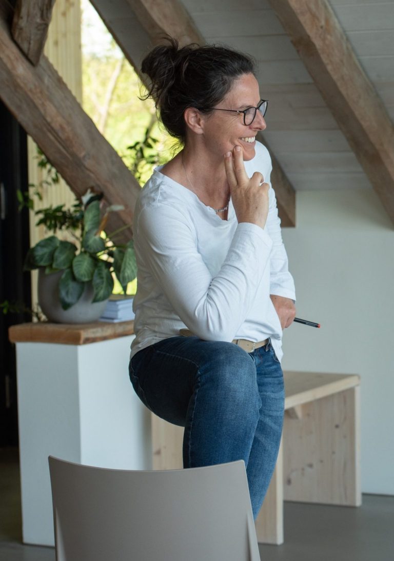 Tanja Teichmann im Seminarraum. Hier sieht man Tanja Teichmann wie sie mit Freude beobachtet, was sie im Raum entsteht.