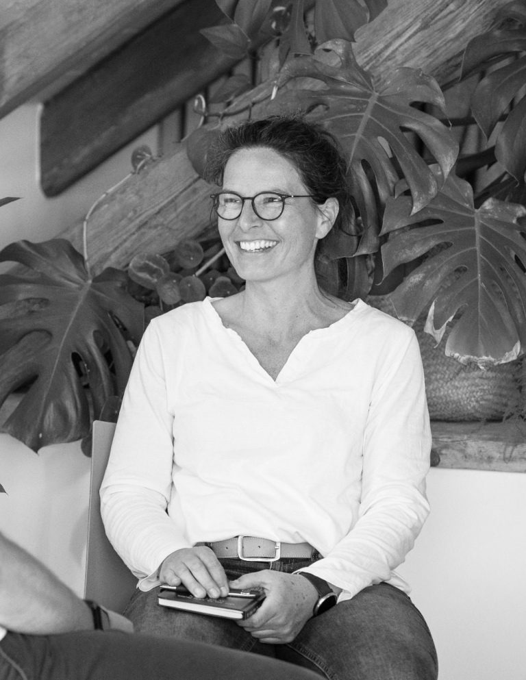Tanja Teichmann als aufmerksame Zuhörerin. Tanja hört ihrem Gegenüber zu und folgt seinen Erzählungen. Bild in Graustufen.