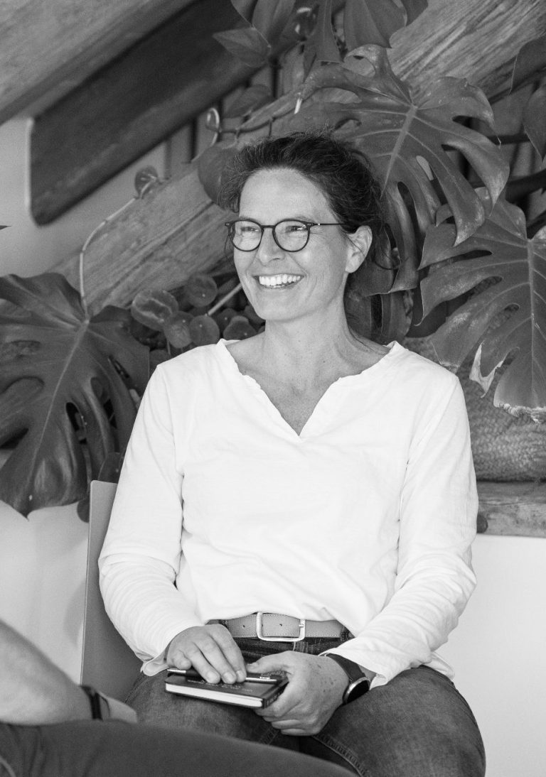 Tanja hört ihrem Gegenüber zu und folgt seinen Erzählungen. Bild in Graustufen.