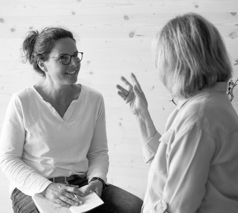 Einzelcoaching mit Tanja Tanja im Gespräch mit einem Coachee. Bild in Graustufen.