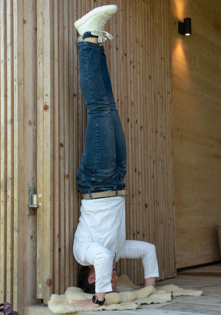 Hier ist Tanja abgebildet, wie sie einen Kopfstand macht.